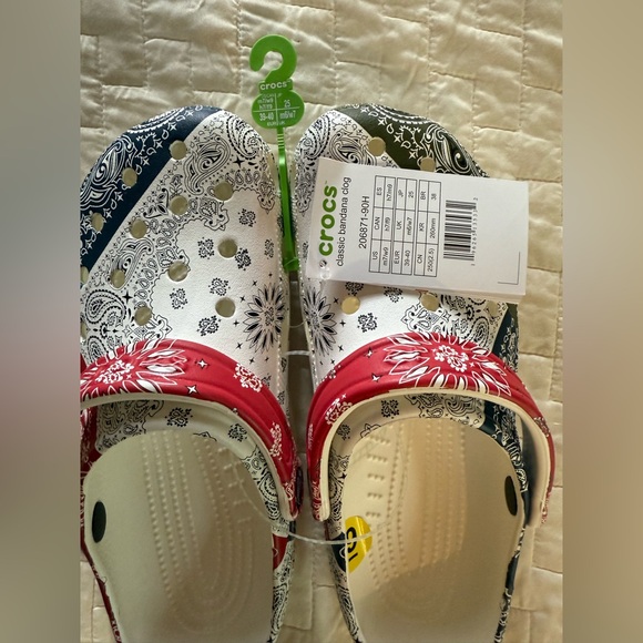 CROCS Women's Classic Bandana Clog NWT Blue Red Green Paisley Print Women’s 9 - Picture 4 of 5